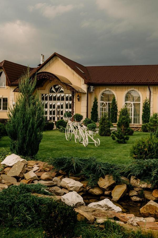 Готельно-Ресторанний Комплекс Прованс Парк Pochaiv Exterior foto