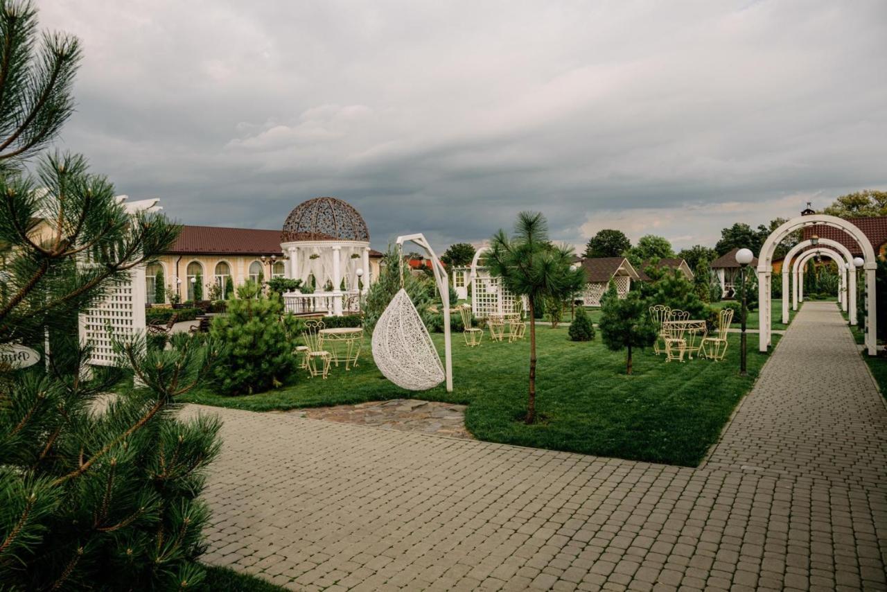 Готельно-Ресторанний Комплекс Прованс Парк Pochaiv Exterior foto