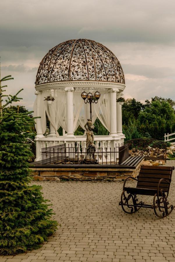 Готельно-Ресторанний Комплекс Прованс Парк Pochaiv Exterior foto